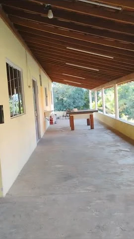 Varanda coberta da chácara à venda em Itapé, Corumbataí