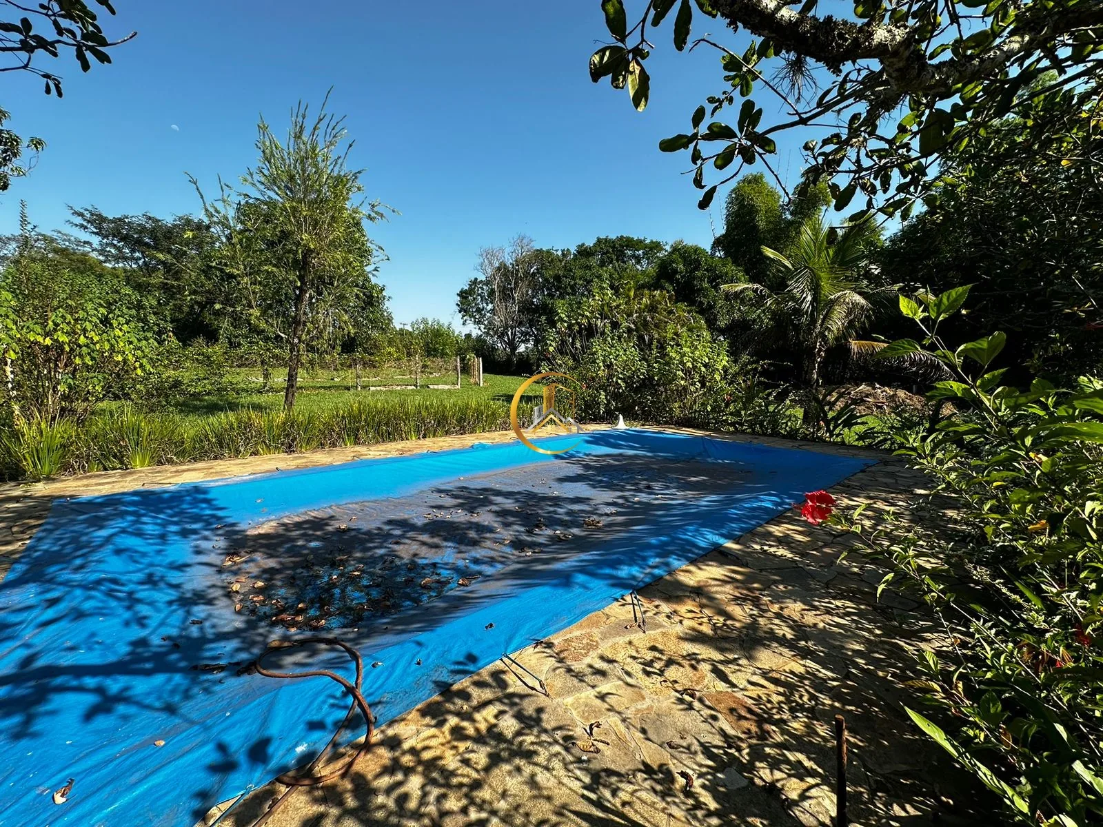 Piscina de 4 por 8 metros da chácara à venda em Itapé, Corumbataí