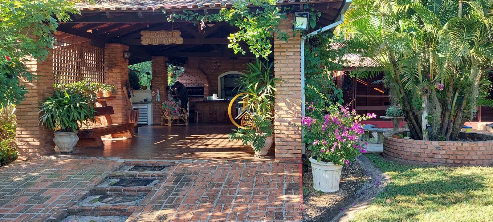Rancho e área de lazer da chácara à venda em Itapé, Corumbataí