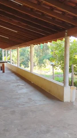 Vista da varanda para a área verde da chácara em Itapé, Corumbataí