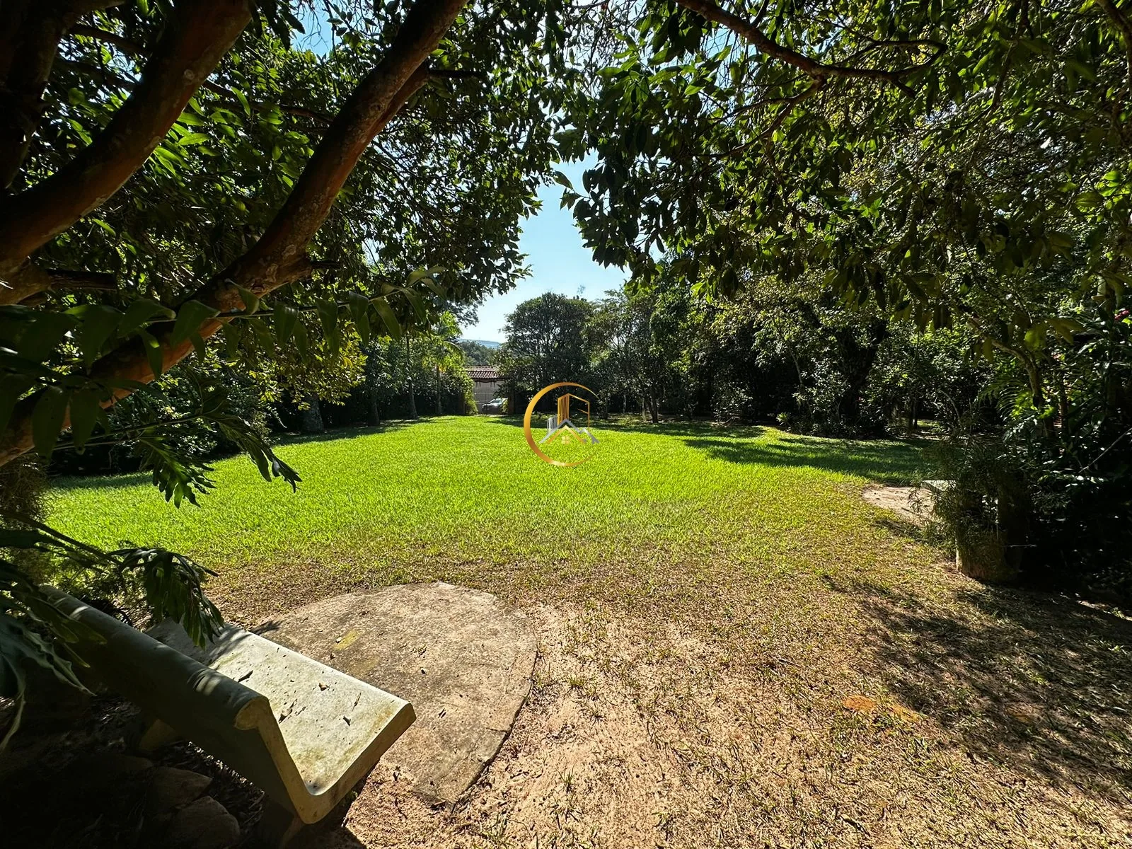 Jardim com árvores da chácara à venda em Itapé, Corumbataí