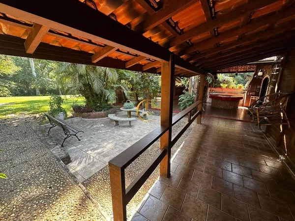 Varanda com vista para o jardim da chácara à venda em Itapé, Corumbataí