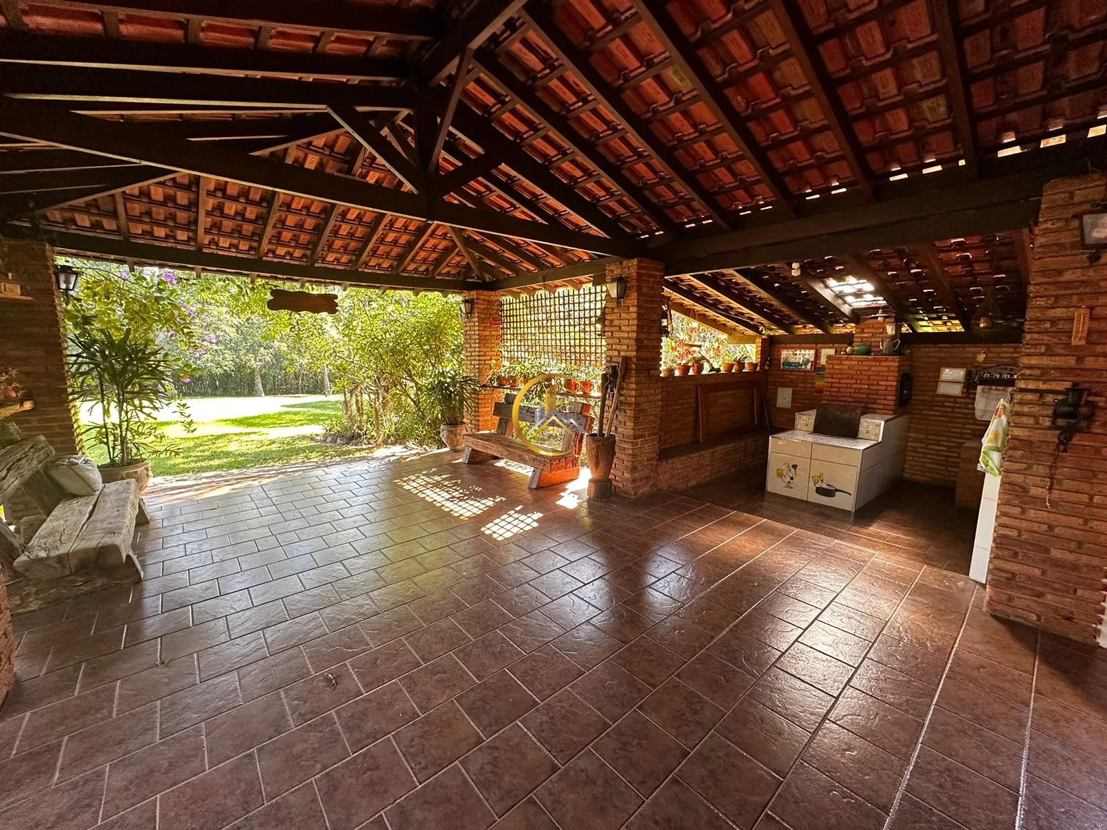 Rancho coberto da chácara à venda em Itapé, Corumbataí