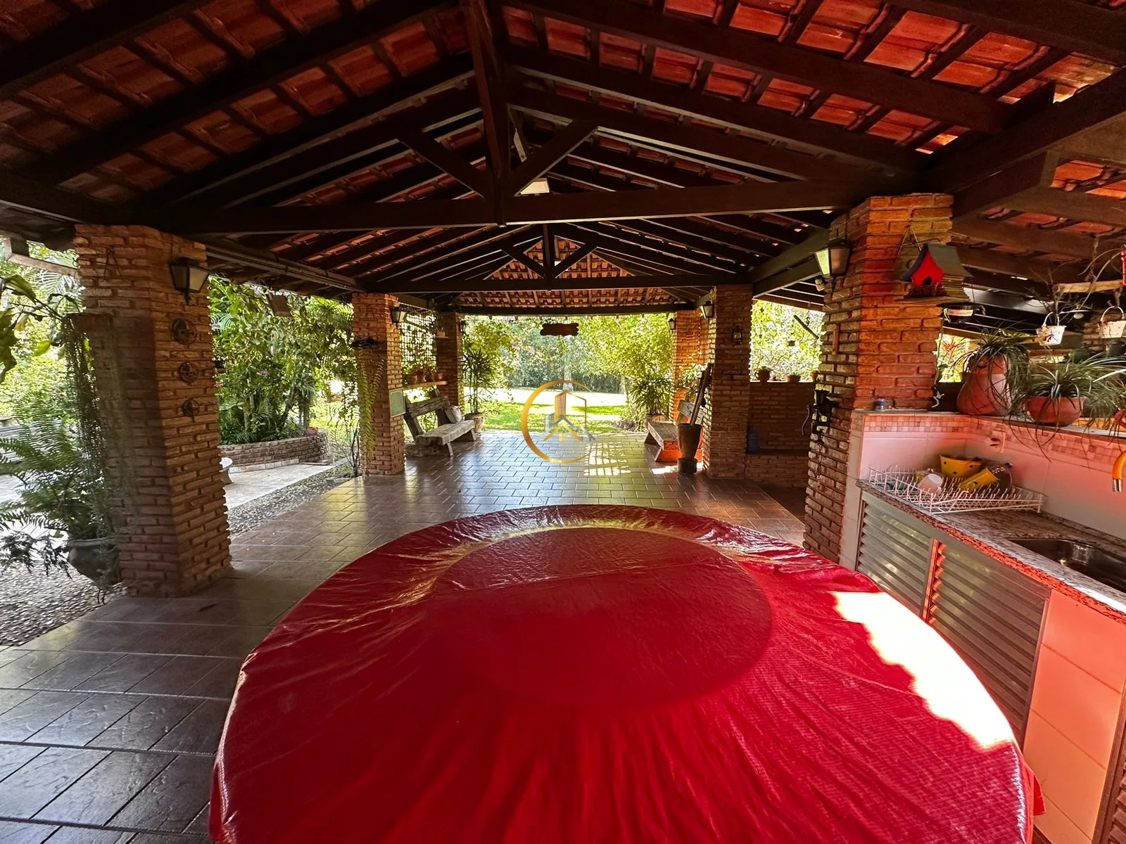 Espaço com churrasqueira e fogão a lenha da chácara à venda em Itapé, Corumbataí