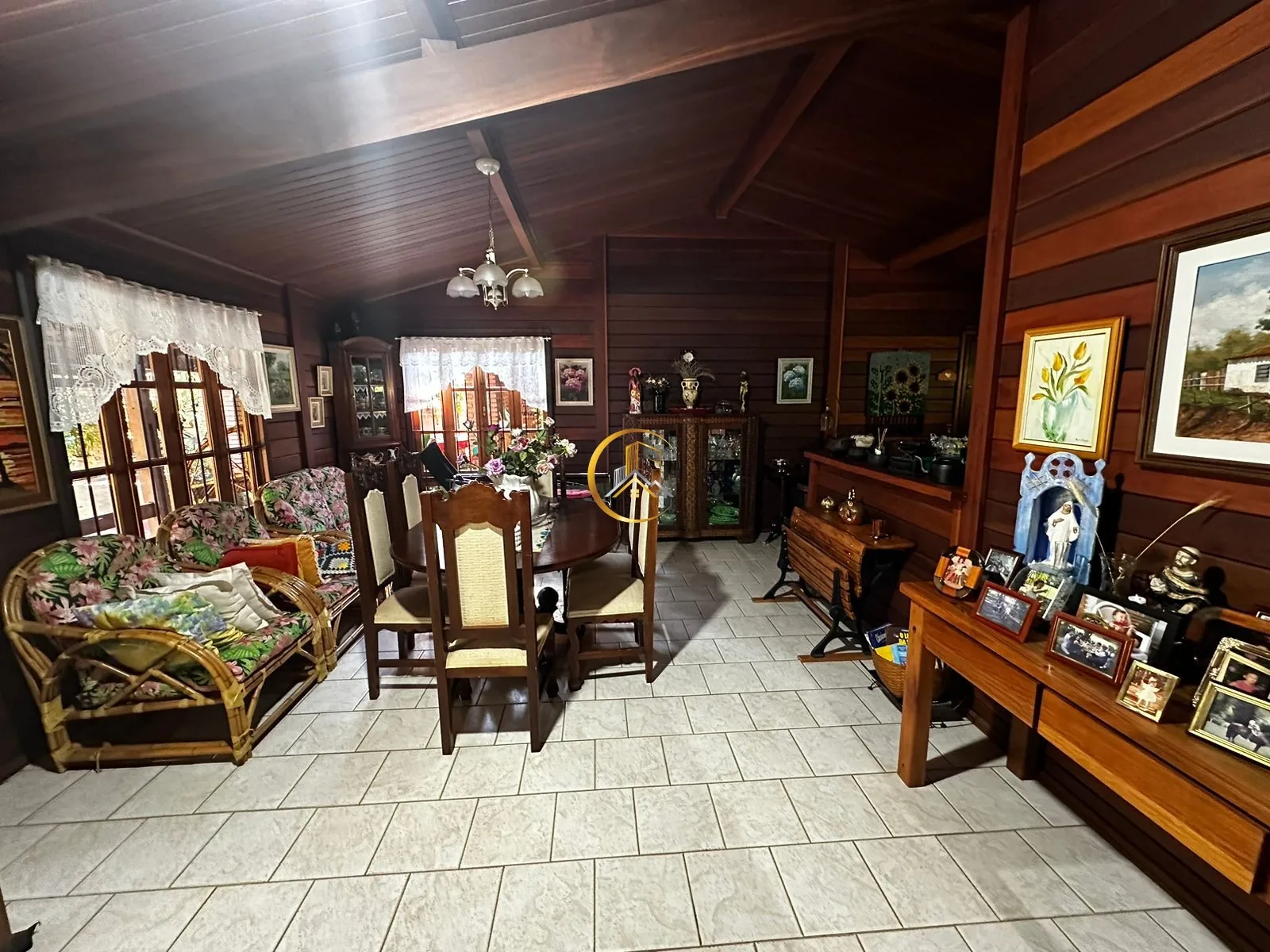 Sala de estar e jantar da chácara à venda em Itapé, Corumbataí
