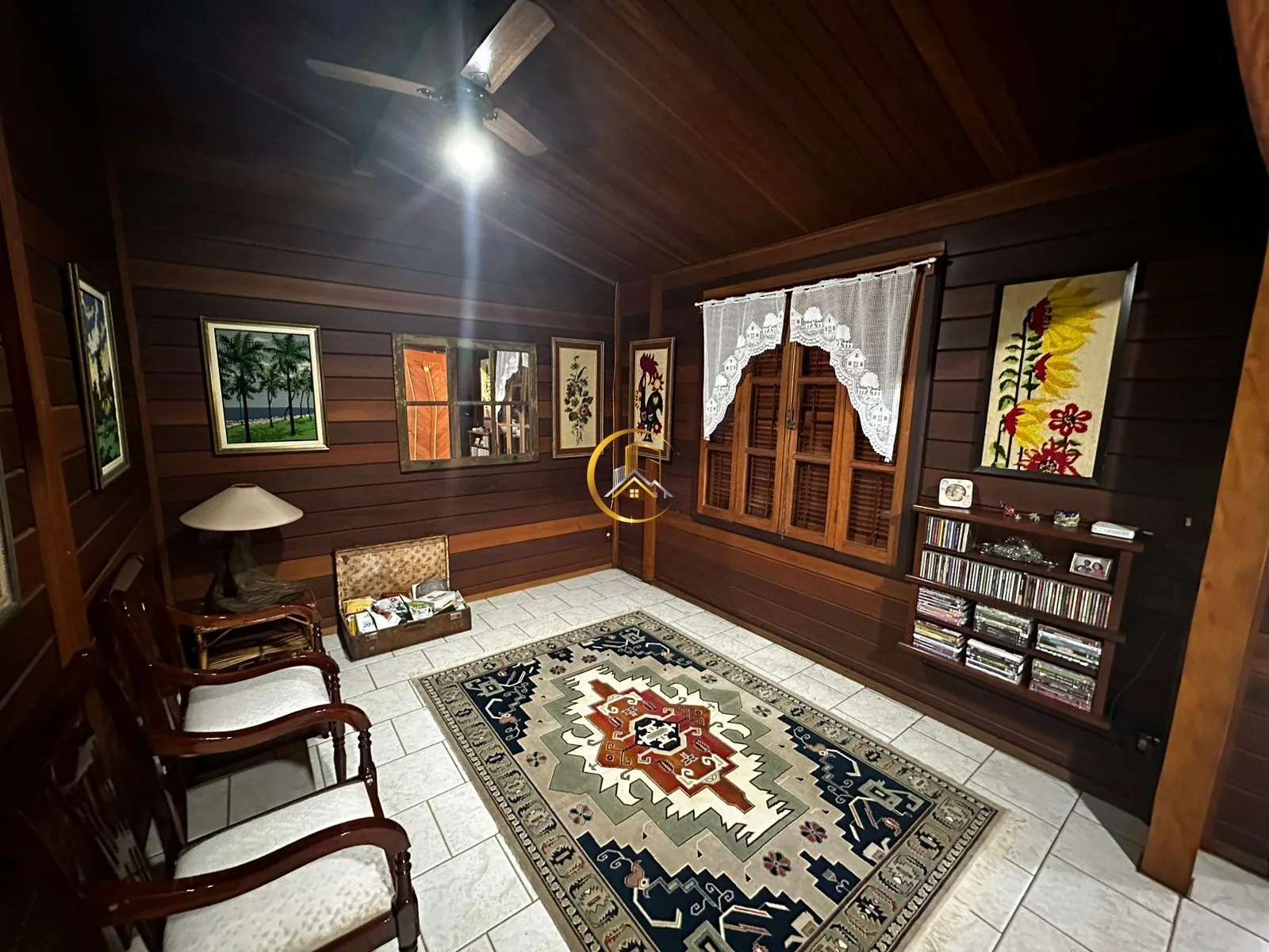 Sala da casa de madeira da chácara à venda em Itapé, Corumbataí