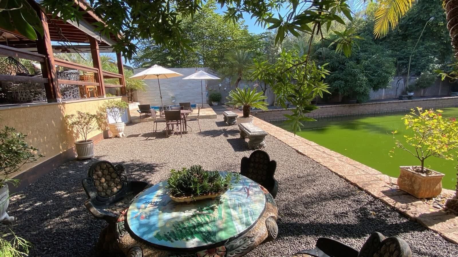 Piscina e jardim da chácara à venda em Santa Gertrudes/SP