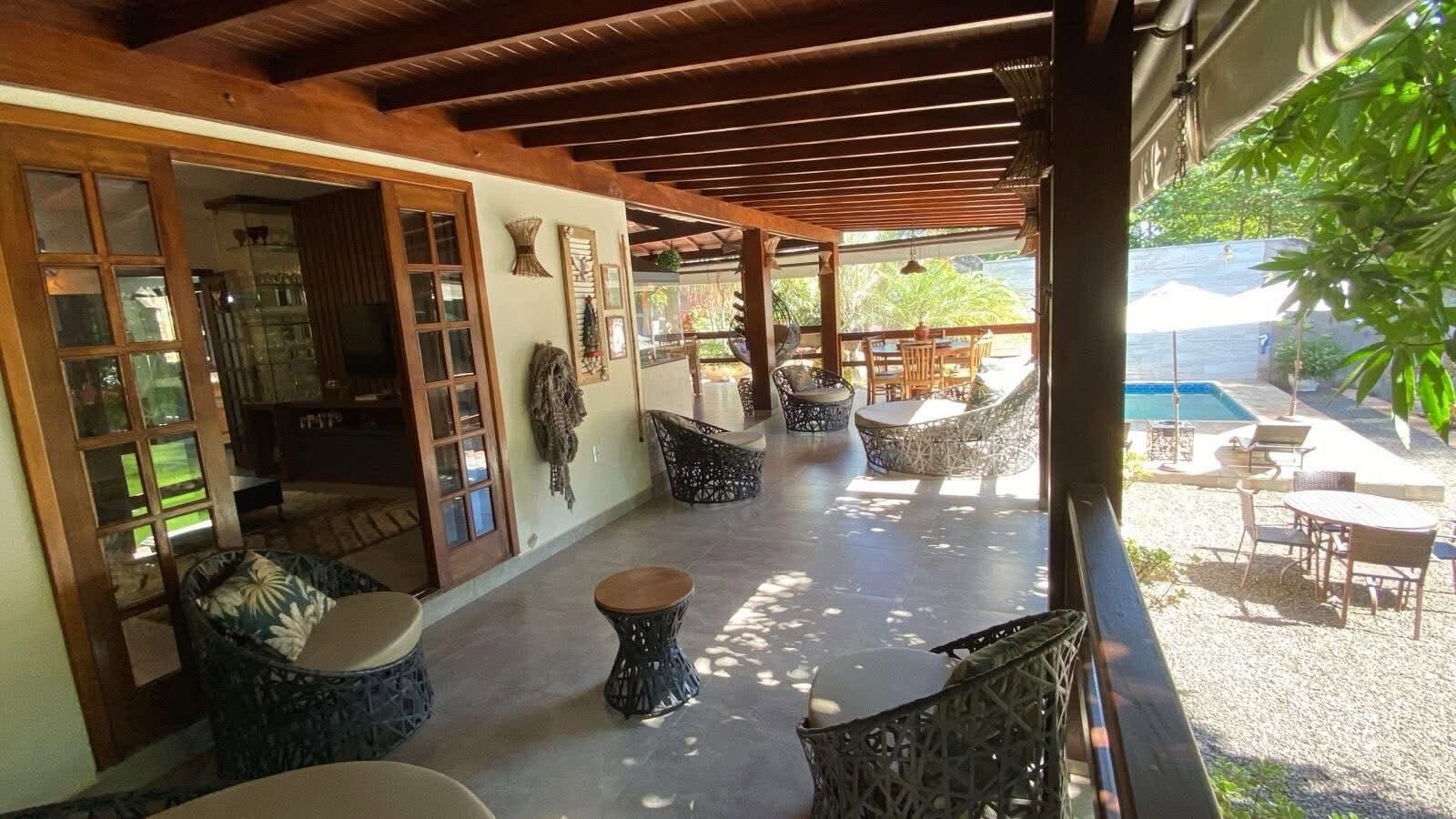 Varanda e área externa arborizada da chácara em Santa Gertrudes