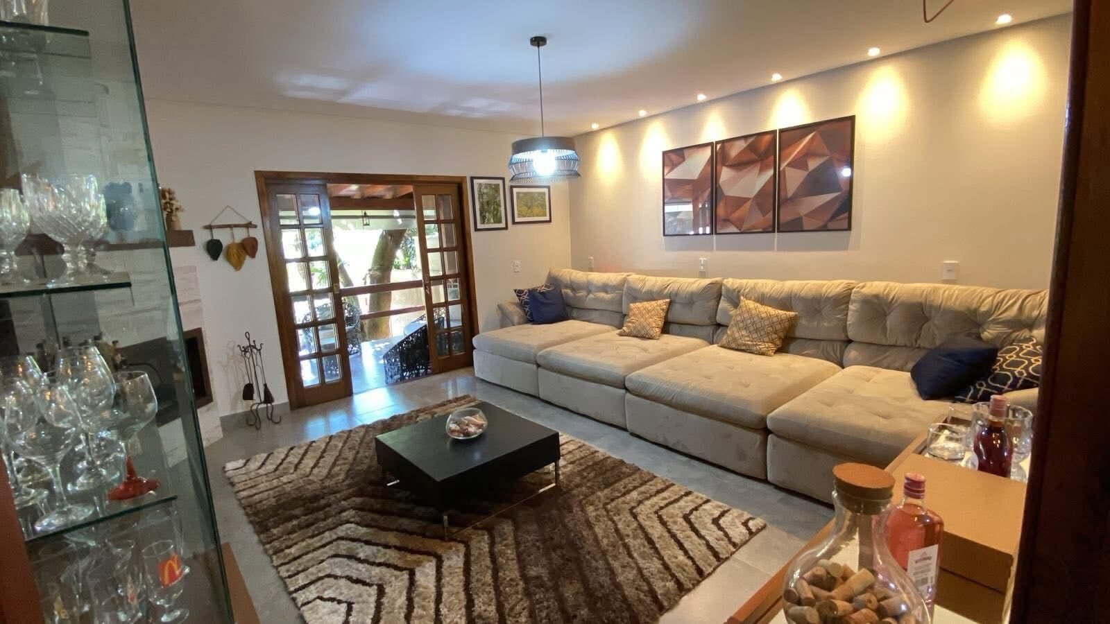 Sala principal integrada da chácara à venda em Santa Gertrudes