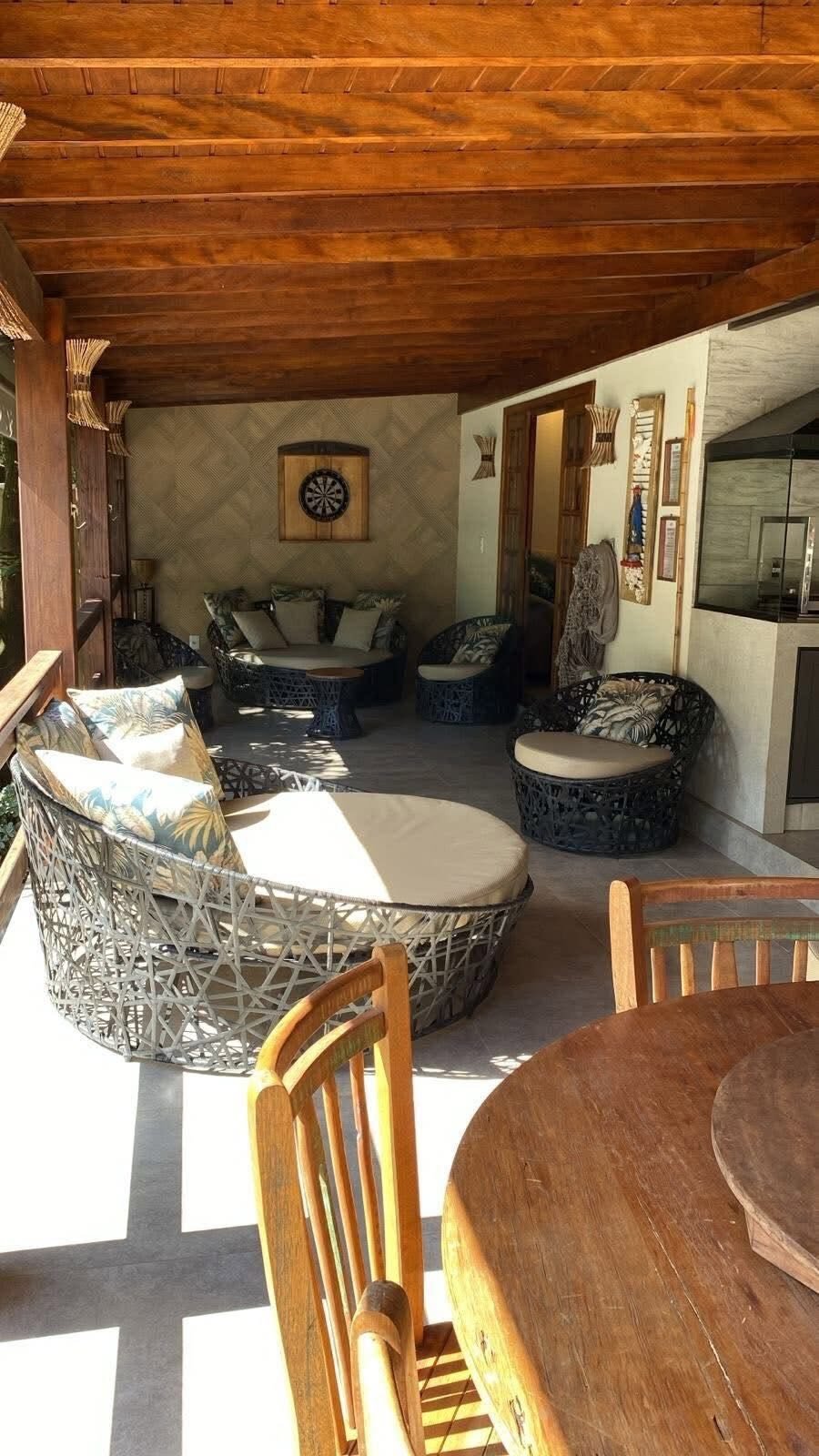 Sala com lareira da residência secundária da chácara
