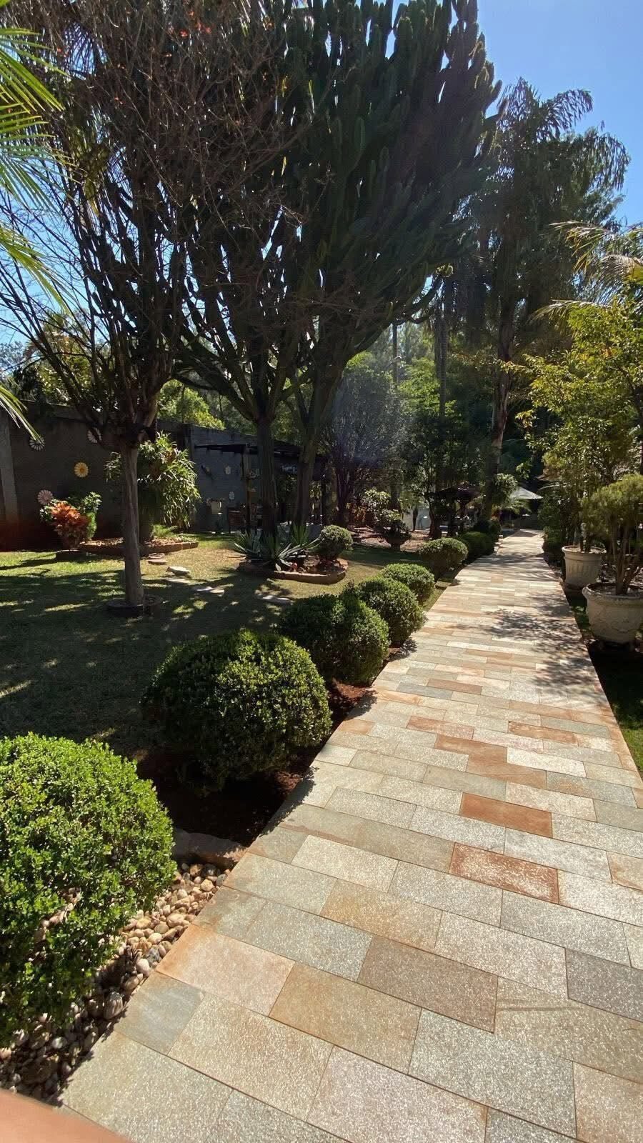 Jardim e caminho arborizado da chácara em Santa Gertrudes