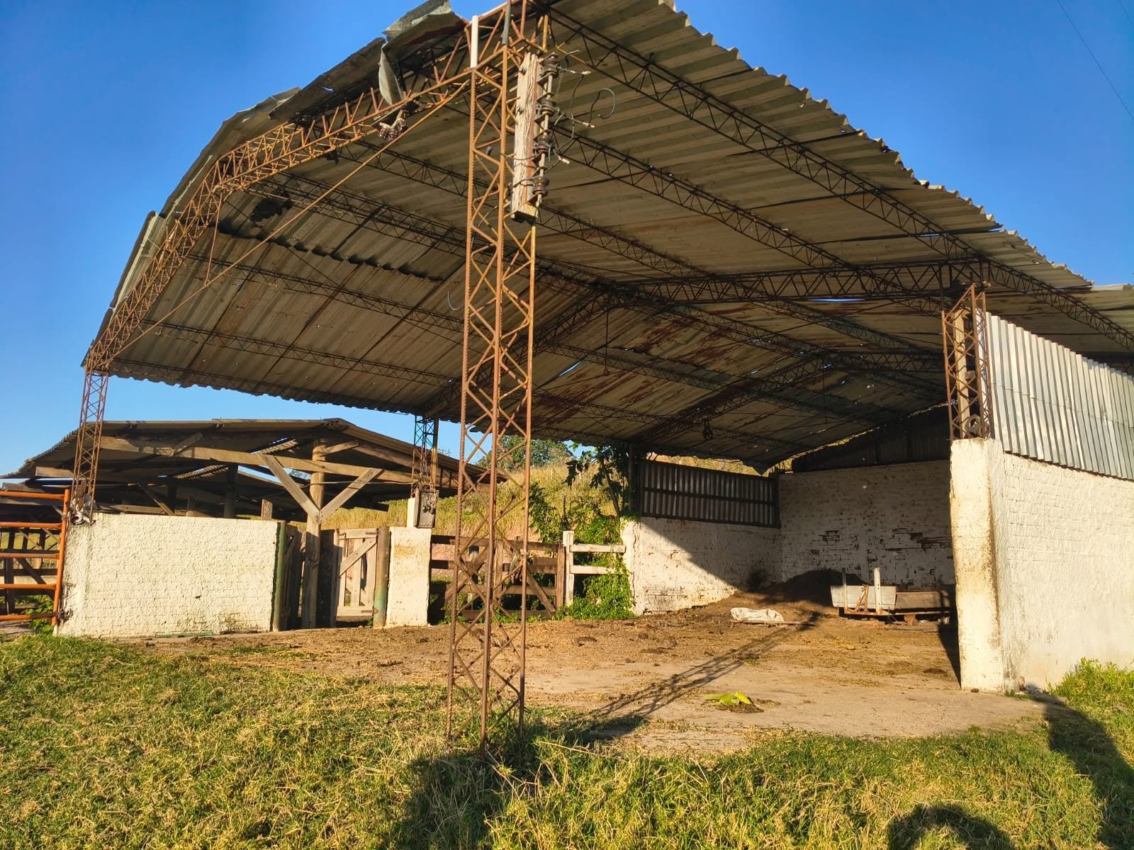 Barracão da propriedade rural em Corumbataí