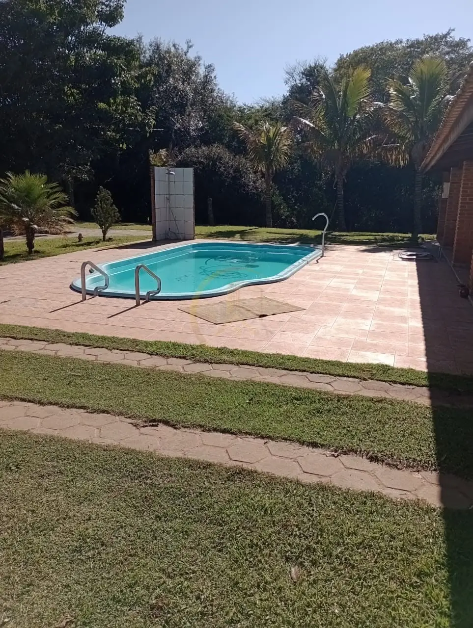 Piscina com área pavimentada e jardim do sítio à venda em Torrinha/SP