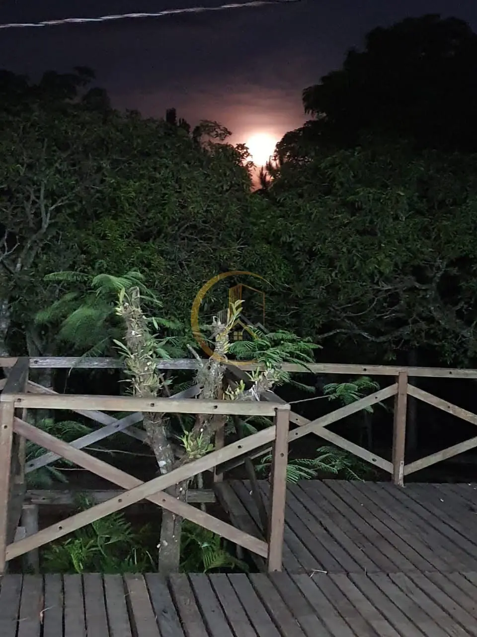 Deck com guarda-corpo de madeira ao entardecer do sítio à venda em Torrinha/SP