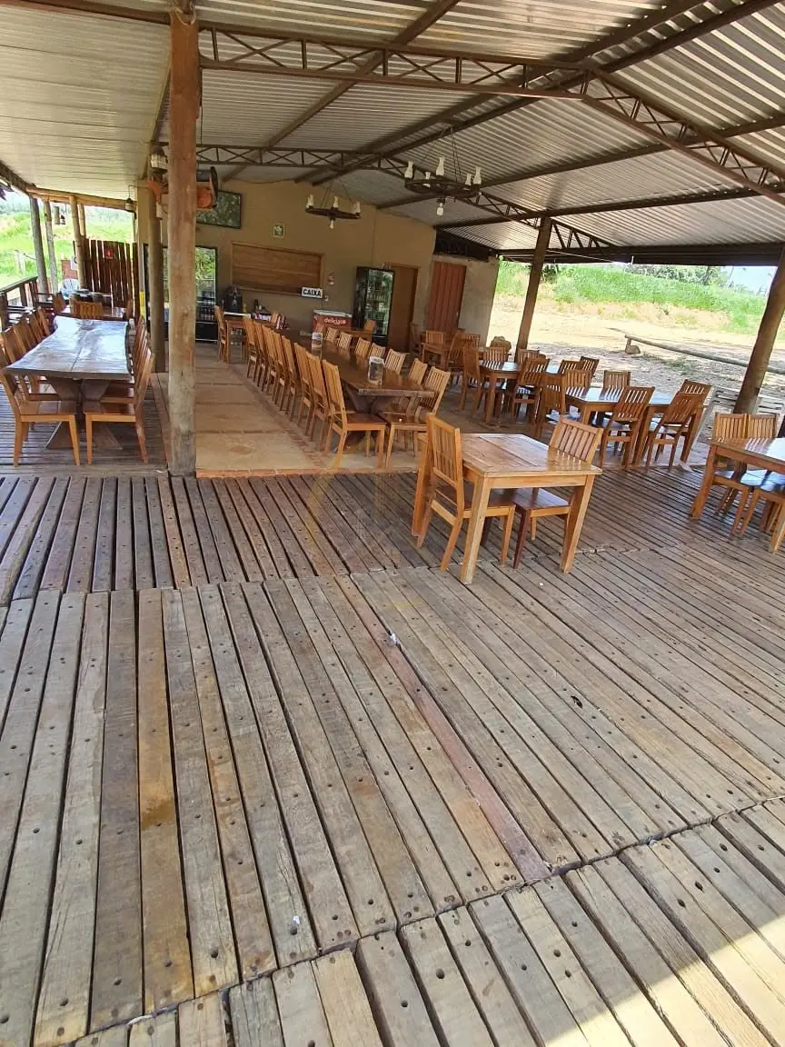 Salão coberto do restaurante com mesas e cadeiras do sítio à venda em Torrinha/SP