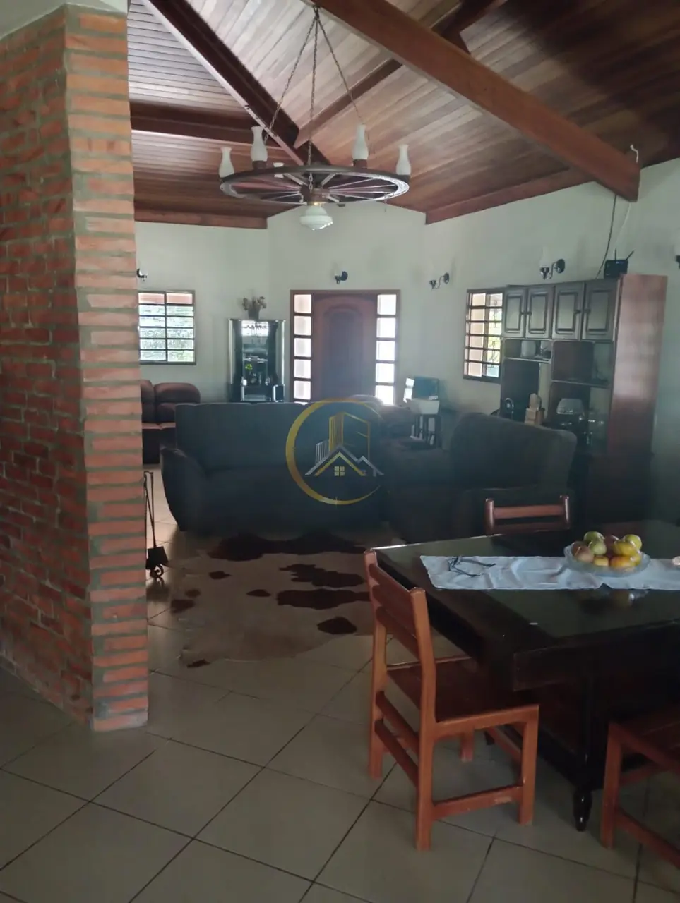 Ambientes internos com sala e mesa de refeições do sítio à venda em Torrinha/SP