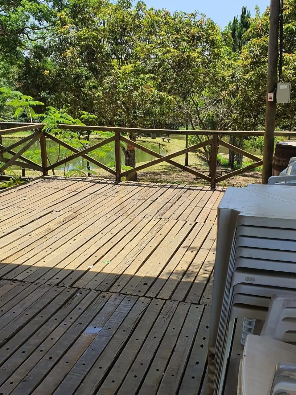 Deck de madeira com vista para a vegetação do sítio à venda em Torrinha/SP