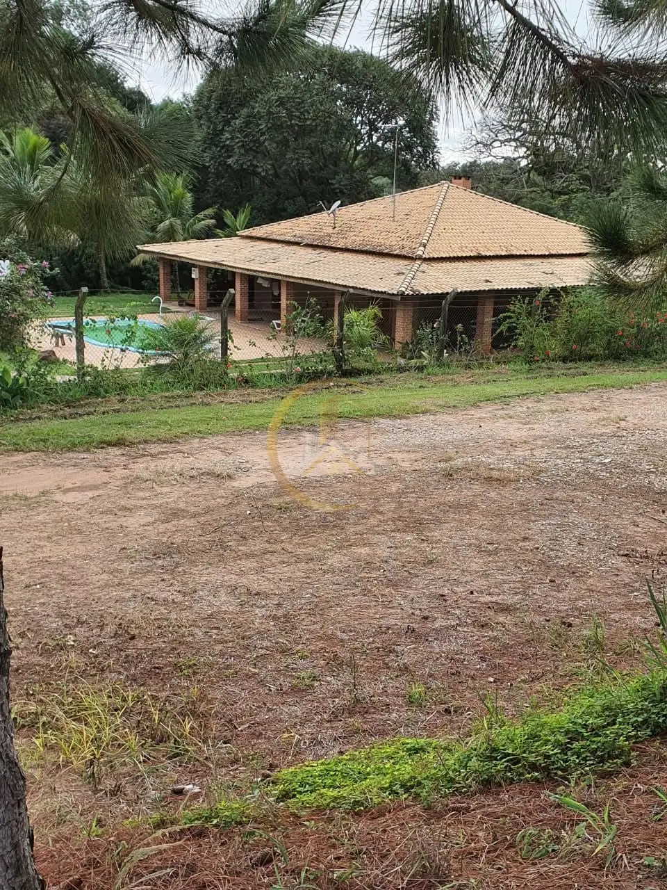 Quiosque com cobertura e jardim ao redor do sítio à venda em Torrinha/SP