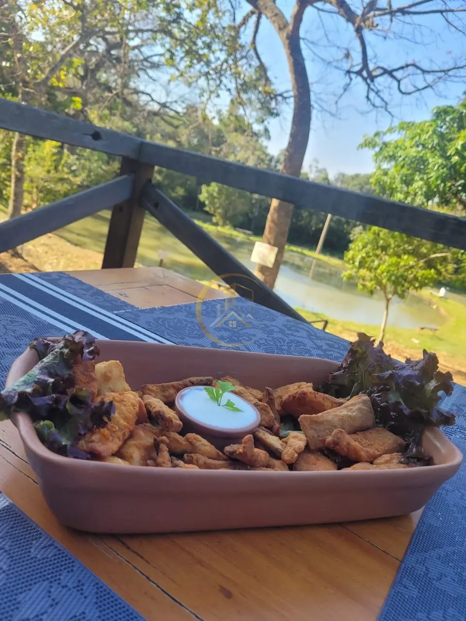 Refeição servida em mesa no deck do sítio à venda em Torrinha/SP