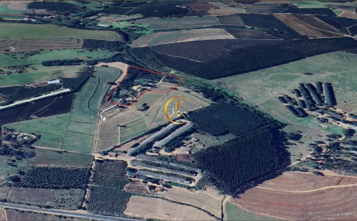 Vista aérea da propriedade e dos campos ao redor do sítio à venda em Torrinha/SP
