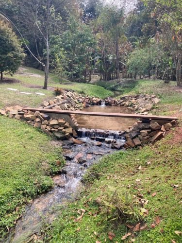 Ponte sobre o rio dentro da propriedade em Itirapina/SP