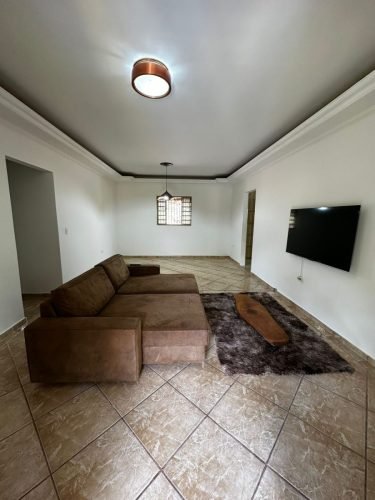 Sala de estar da casa na chácara à venda em Itirapina/SP