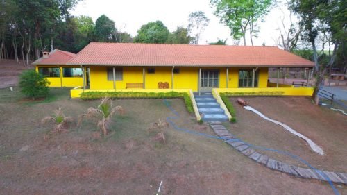 Fachada principal da chácara à venda em Itirapina/SP - Estância Uba