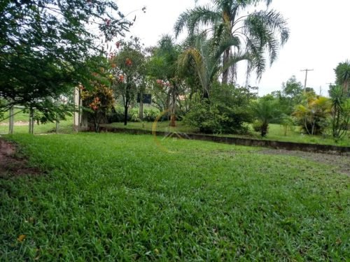 Vista geral da fachada da chácara à venda em Itirapina SP
