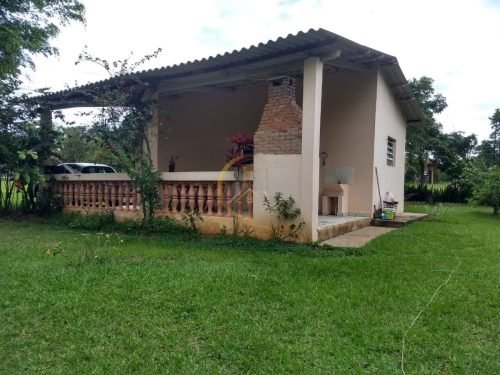 Vista lateral da chácara com varanda e garagem coberta em Itirapina SP