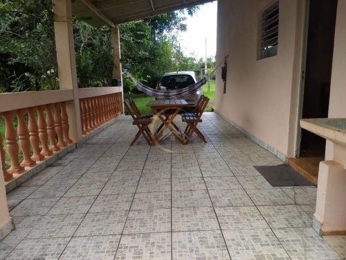 Varanda ampla da chácara com espaço para lazer em Itirapina SP