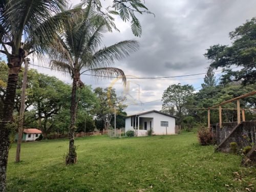 Casa e área arborizada do sítio à venda em Corumbataí SP