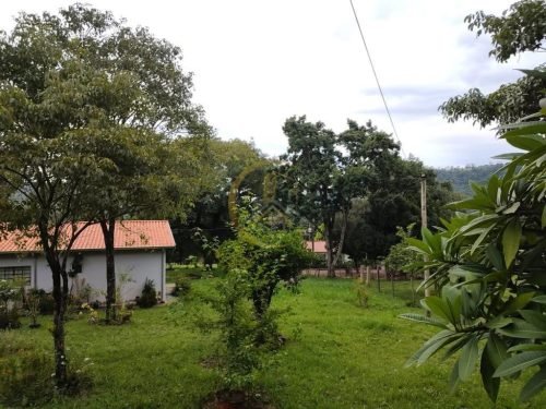 Casa e área verde da propriedade em Corumbataí SP