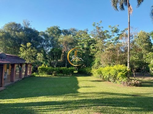 Chácara à venda em Itirapina/SP - Vista do jardim e fachada da propriedade