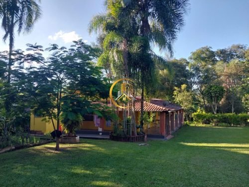 Jardim arborizado e paisagismo da chácara à venda em Itirapina/SP