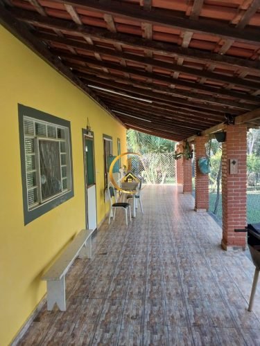 Corredor externo coberto da chácara à venda em Itirapina/SP