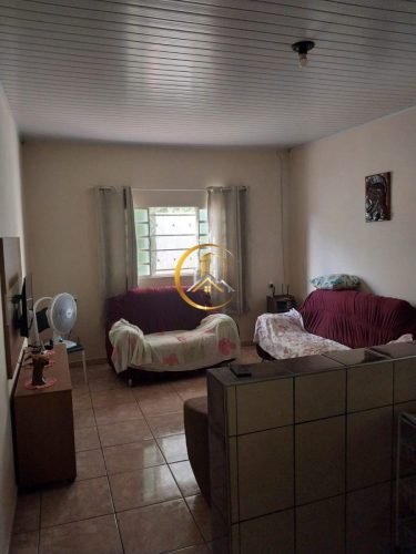 Sala de estar ampla da chácara à venda em Itirapina/SP