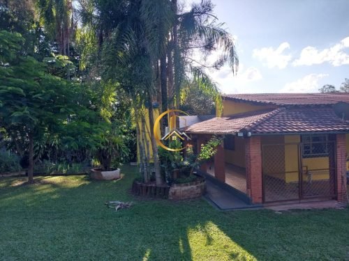 Fachada da casa da chácara à venda em Itirapina/SP