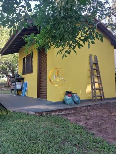 Área externa da casa na chácara à venda em Itirapina/SP