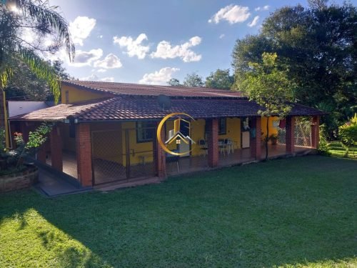 Vista frontal da casa da chácara à venda em Itirapina/SP