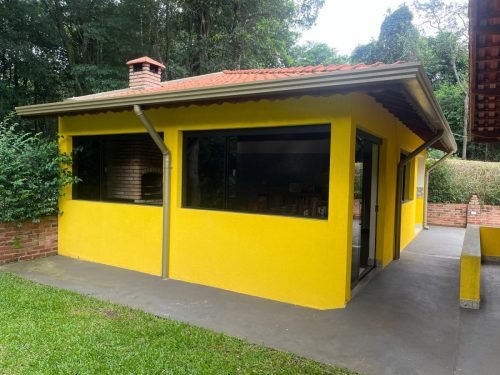 Área externa da chácara com varanda em Itirapina/SP