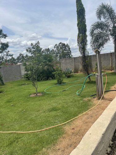 Jardim com flores da chácara à venda em Rio Claro/SP