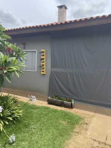 Vista lateral da residência da chácara à venda em Rio Claro/SP