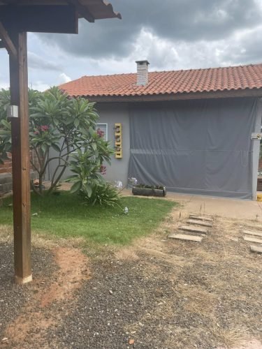 Vista lateral da casa da chácara à venda em Rio Claro/SP