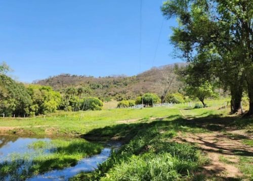 vista ampla da propriedade e das montanhas. Será a capa