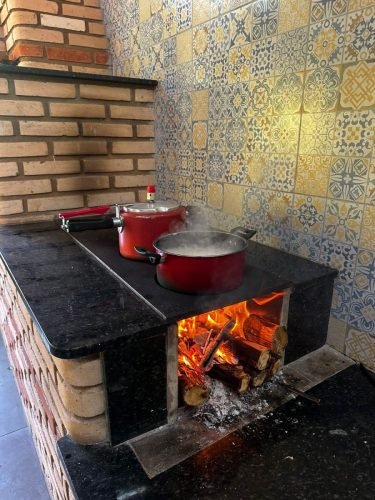 Fogão a lenha da área gourmet da chácara em Itirapina/SP