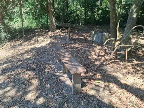 Trilha em meio à natureza da chácara no Condomínio Araguaia