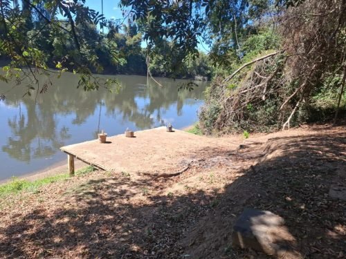 Deck para pesca às margens do Rio Mogi em chácara em Araras SP
