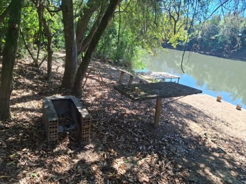 Área de lazer junto ao Rio Mogi na chácara em Araras SP