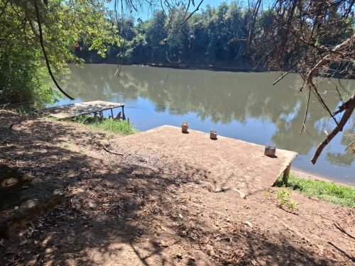 Margem do Rio Mogi com deck privativo na chácara em Araras SP