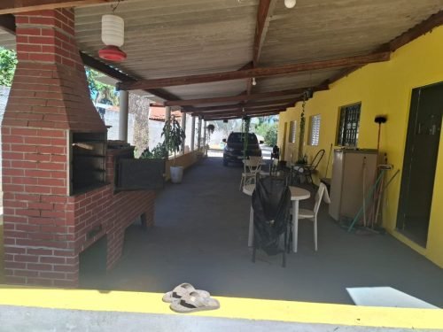 Varanda coberta e área de convivência da chácara em Araras SP